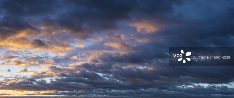清晨光线下引人注目的风暴云全景壁纸天空图片素材