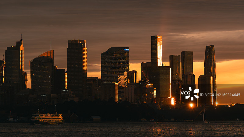 日落时分的摩天大楼景观图片素材
