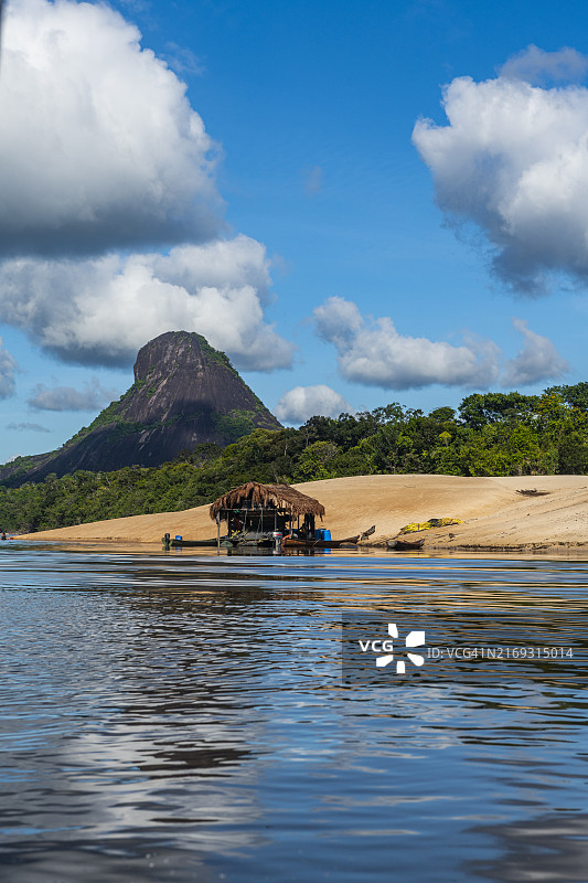 哥伦比亚东部马韦库雷河上的非法黄金棚屋图片素材
