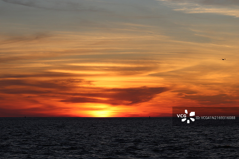 美国佛罗里达州圣彼得堡的橙色天空海景图片素材