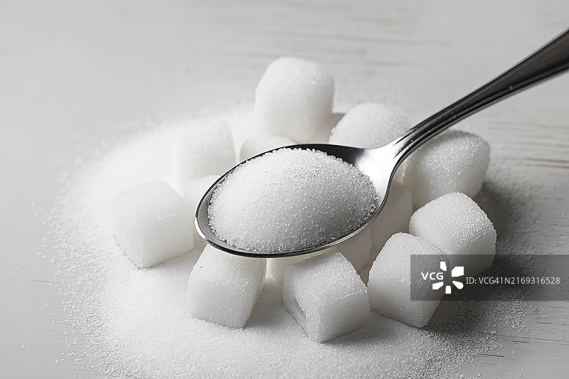 白色背景上盛有糖的勺子，美国图片素材
