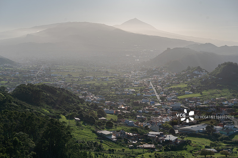 西班牙圣克鲁斯-德特内里费城镇景观高角度视图图片素材