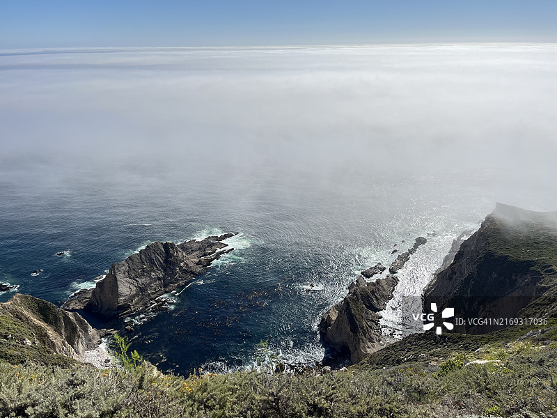 美国加利福尼亚州蒙特雷县天空下的海景高角度照片图片素材