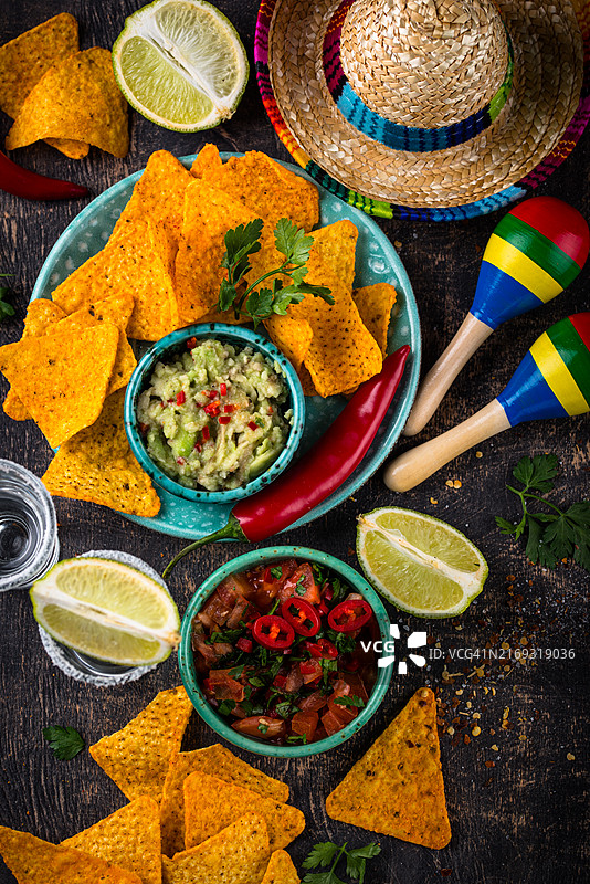 餐桌上食物的高角度视角图片素材