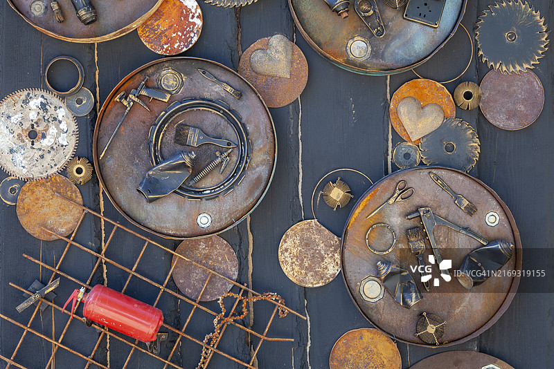 钉在墙上的各种旧物品组合图片素材