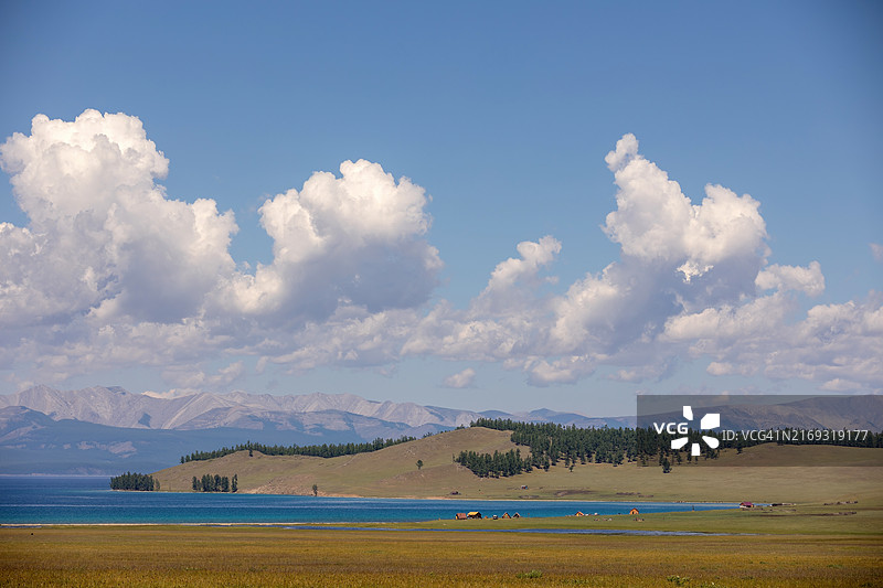 蒙古库苏古尔湖的房屋和山脉景观图片素材