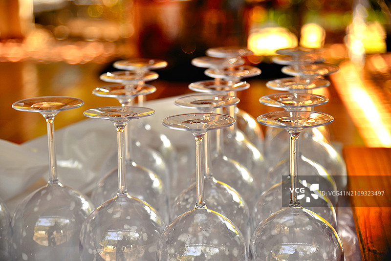 倒置在吧台上的酒杯图片素材