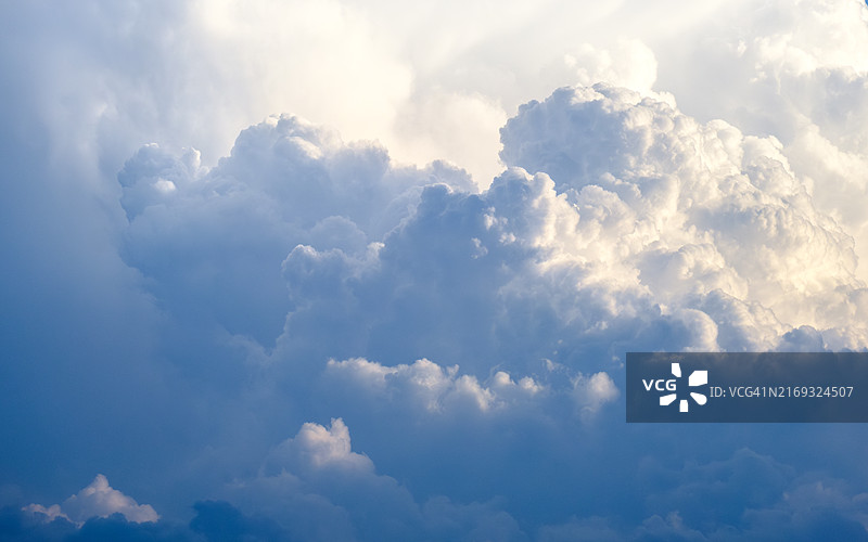 天空中云的低角度视图图片素材