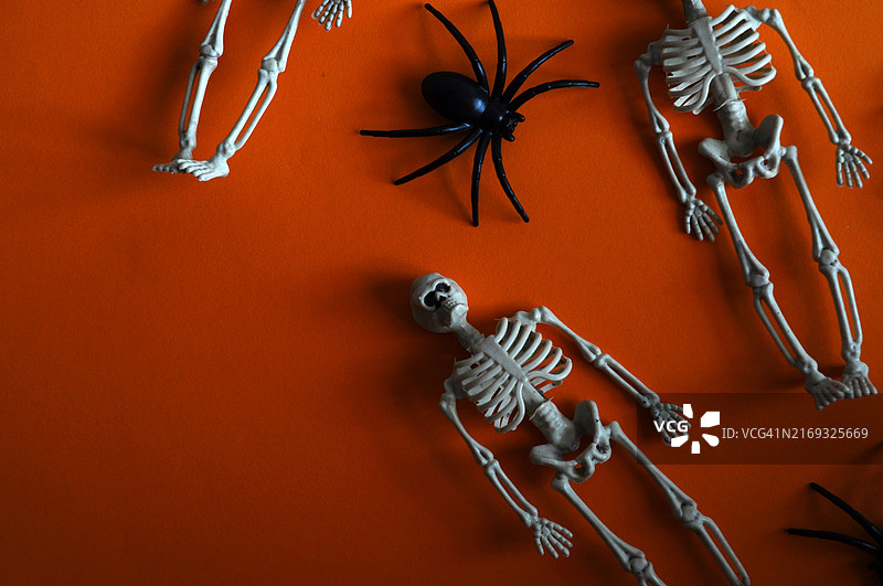 在高处拍摄的桌子上的小雕像图片素材