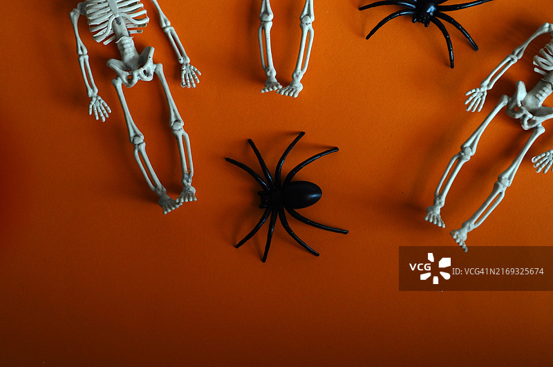 橙色背景上的万圣节装饰品俯视图图片素材