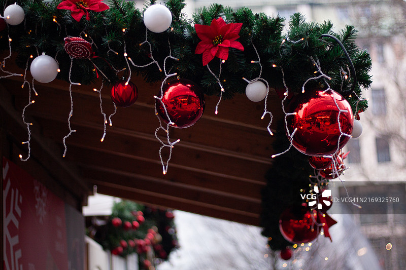 新年装饰房屋遮阳板，红色圣诞球，乌克兰图片素材