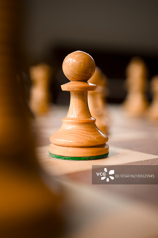 以典当为焦点的木制棋盘，主教、车、骑士，黑白棋子，政治图片素材