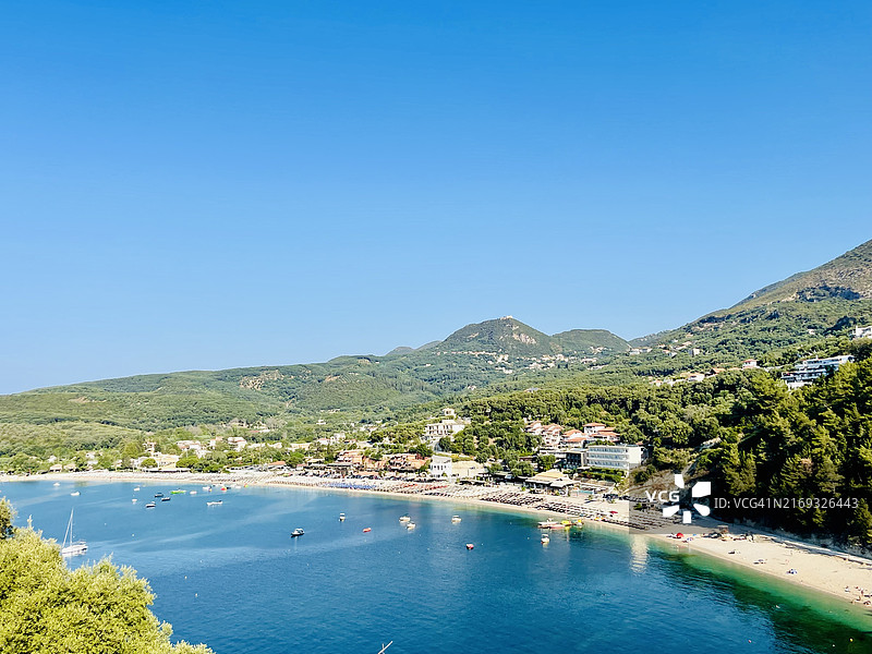 帕尔加瓦尔托斯碧绿美丽海滩的俯视图，夏季希腊假日图片素材