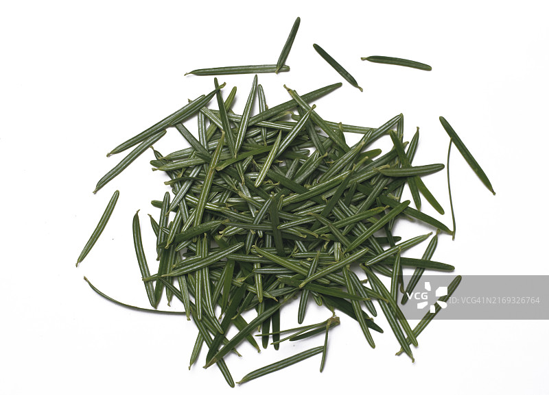 天然疗法：新鲜冷杉针叶，可食用，治疗咳嗽的传统药物图片素材