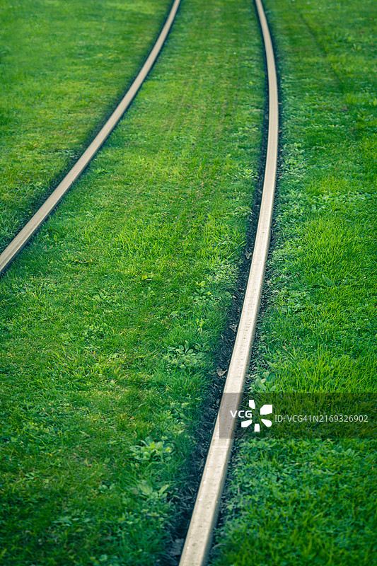 被绿草覆盖的有轨电车轨道图片素材