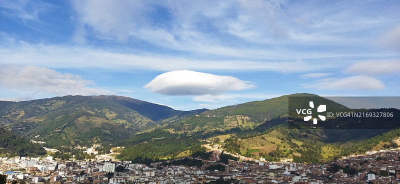 哥伦比亚桑坦德省潘普洛纳城镇和山脉航拍图片素材