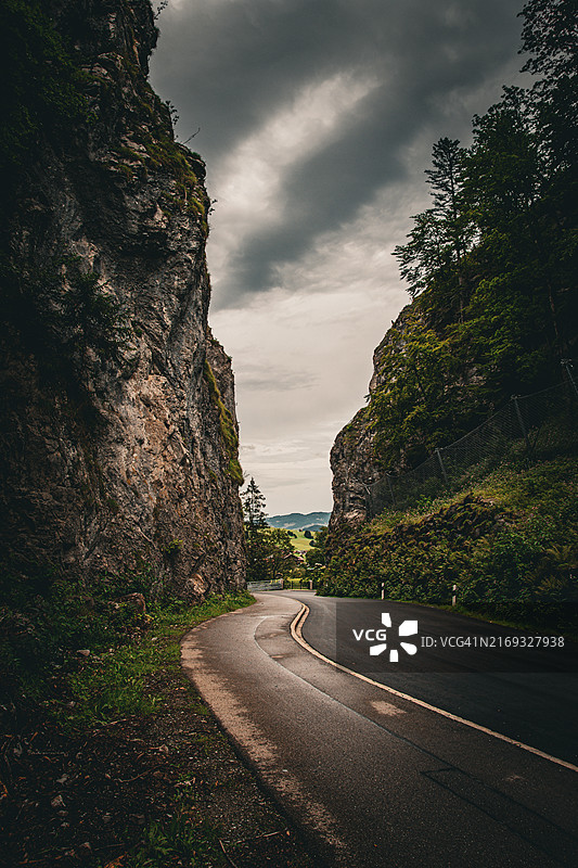 德国拜仁州奥伯迈泽尔施泰因树木旁的空旷道路图片素材