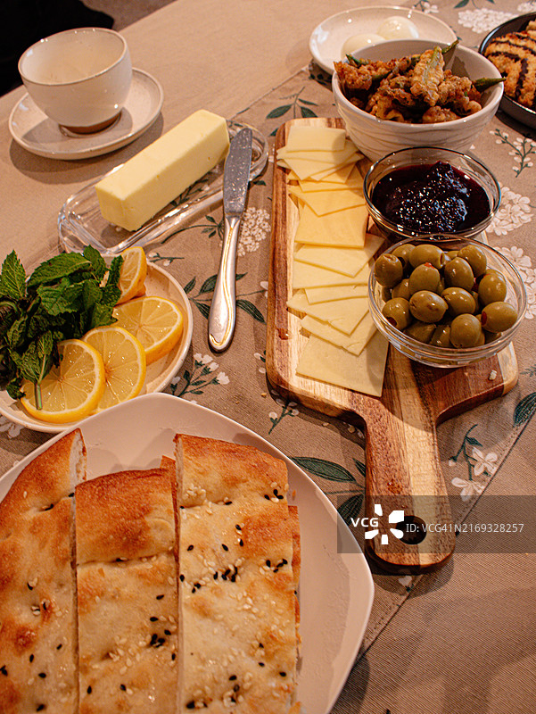 餐桌上食物的高角度视角图片素材