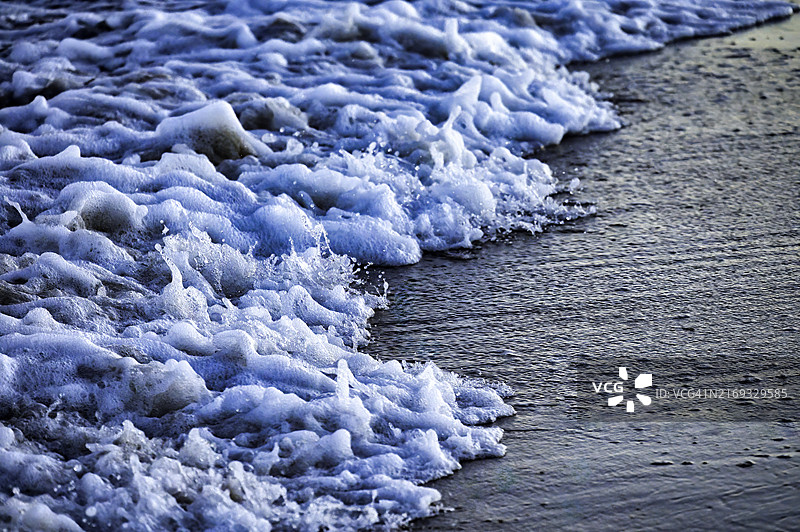 美国北卡罗来纳州埃文市汹涌的蓝白色海浪鸟瞰图片素材