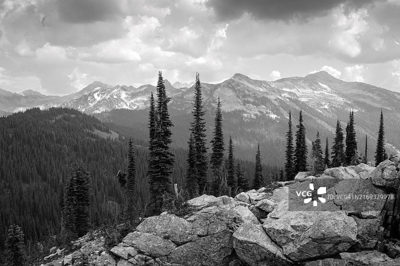 山对着天空的美景图片素材