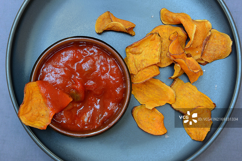 甜味薯片和莎莎酱图片素材