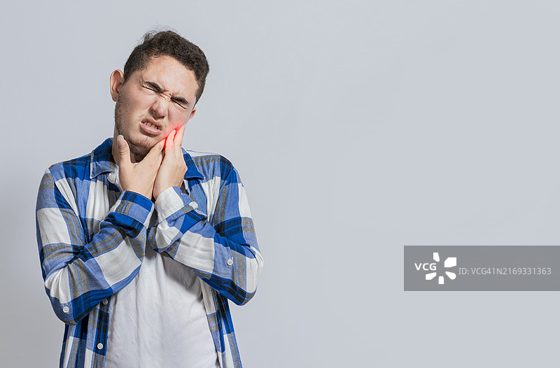 男子患有牙痛或牙髓炎图片素材