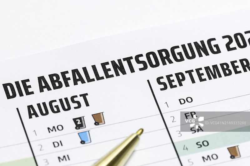 年度垃圾处理日历：包含黑色、棕色和蓝色垃圾箱的回收日期图片素材