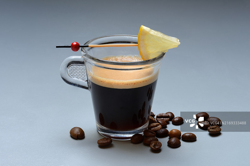 罗马浓缩咖啡，一杯浓缩咖啡配柠檬片，咖啡冲调图片素材
