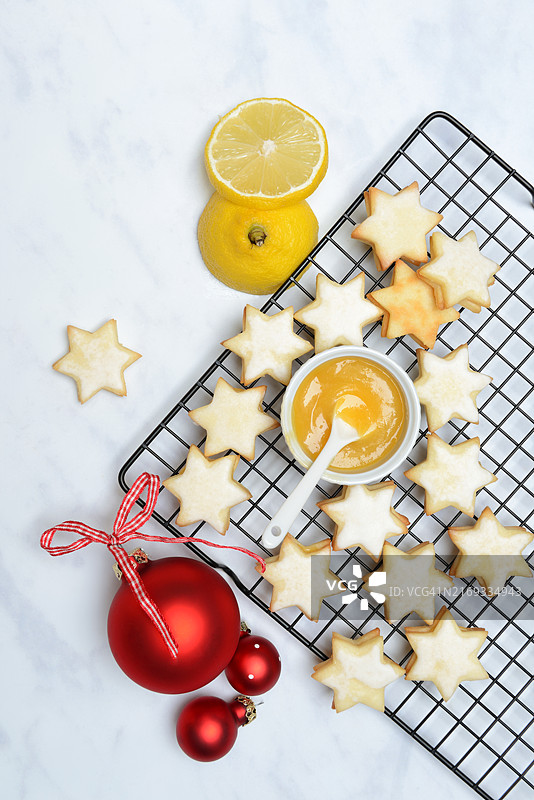 蛋糕架和托盘上的圣诞饼干，配柠檬凝乳、柠檬星图片素材