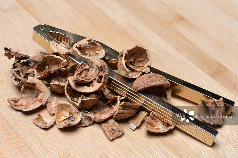 波斯核桃（胡桃），带胡桃夹子的核桃壳图片素材