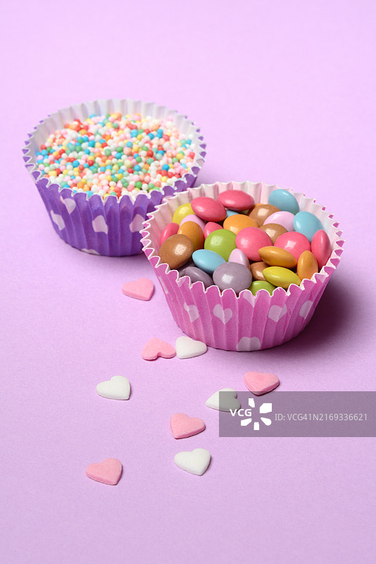 纸模中的巧克力扁豆和爱心珠子图片素材