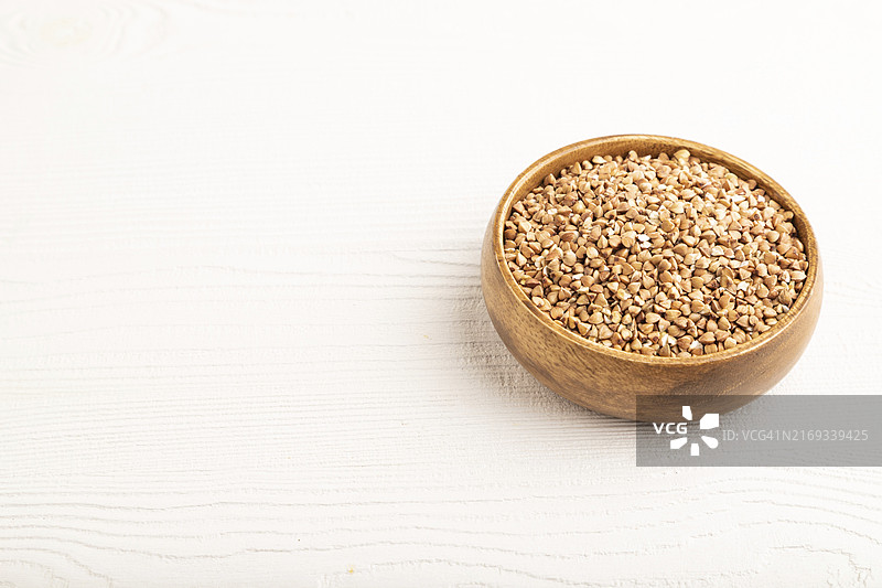 白色木质背景上的生荞麦，侧视图图片素材