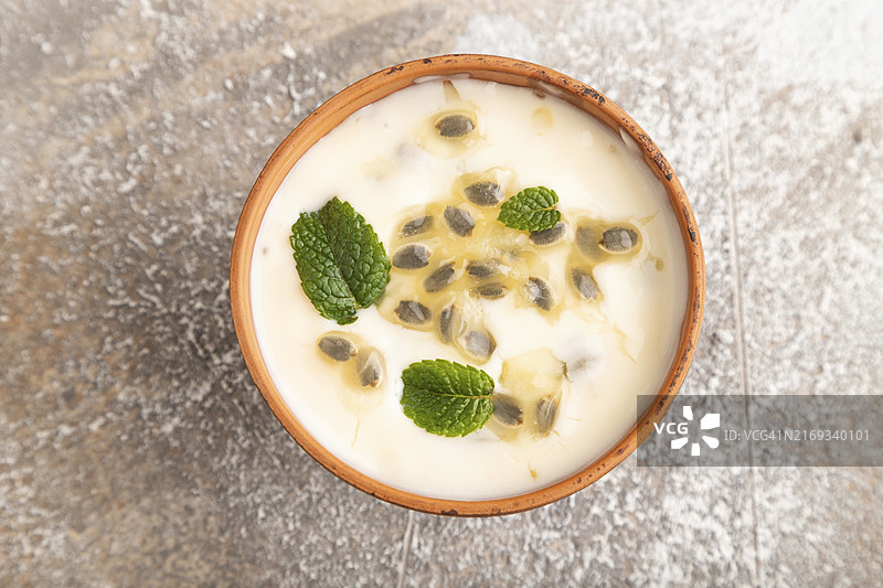 百香果薄荷泥碗酸奶（棕色水泥背景，俯视）图片素材