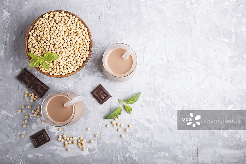 灰色背景下的有机非乳制巧克力豆奶图片素材