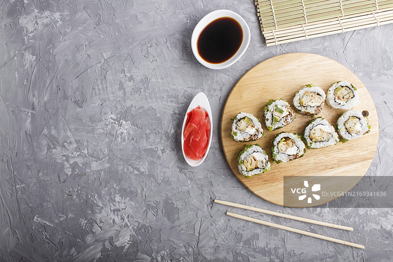 日式寿司卷、筷子、酱油木板俯视图图片素材