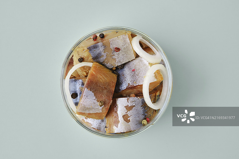 玻璃罐中腌制鲭鱼俯视图图片素材