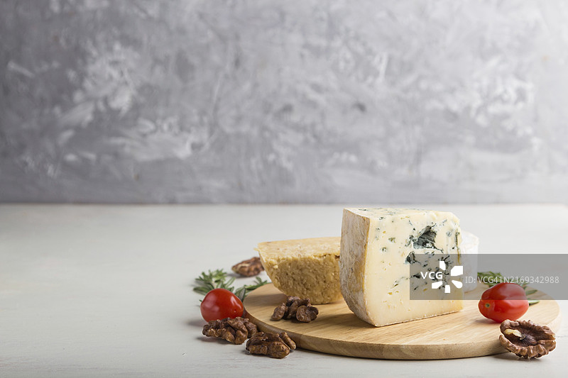 蓝纹奶酪与迷迭香番茄木板组合，白色灰色背景图片素材