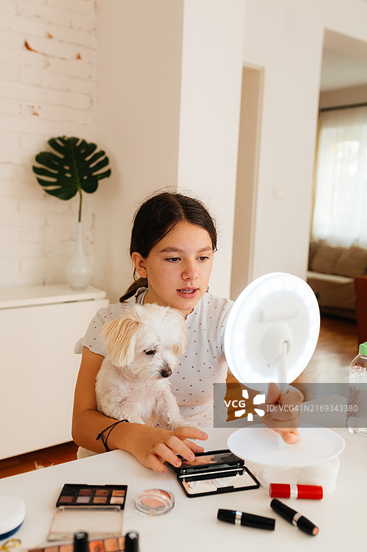 少女的初次化妆图片素材