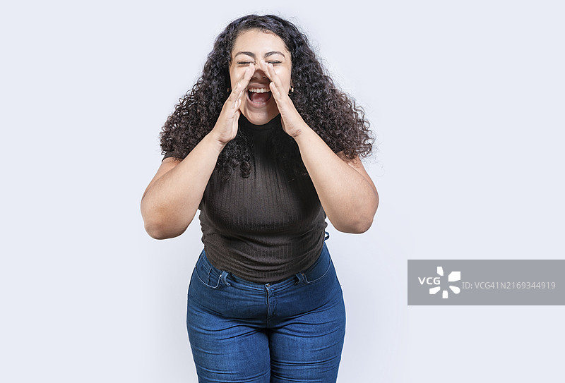 对着镜头宣布事情的漂亮女孩图片素材