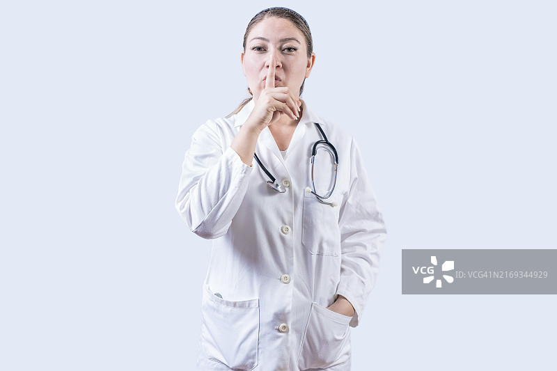 女医生做出安静的手势，面朝镜头图片素材