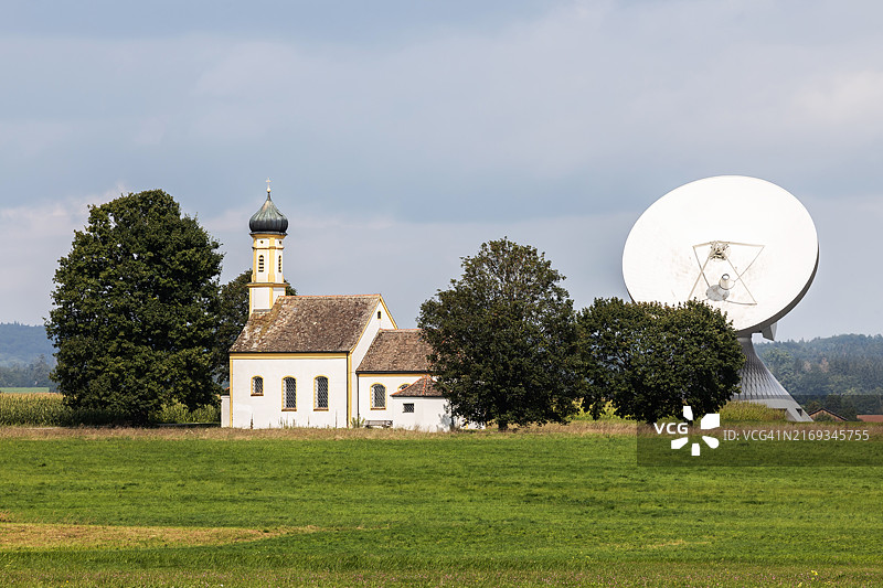 带有大型抛物面天线的教堂图片素材