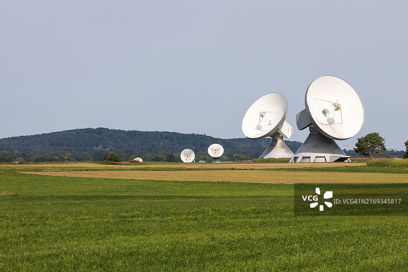 自然界中的大型抛物面天线图片素材