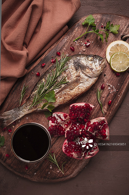 香料草药炸多 Dorado 鱼，木板上，石榴酱，特写，无人图片素材