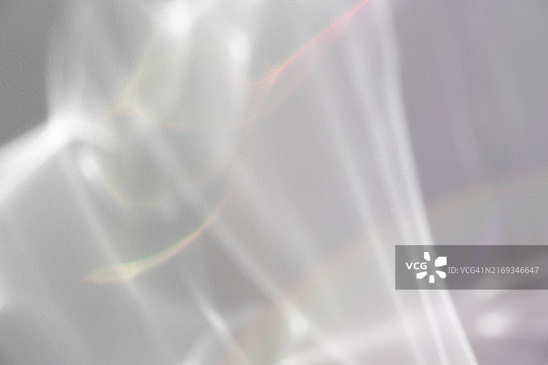 彩虹光在灰色墙壁上折射的超现实效果纹理图片素材