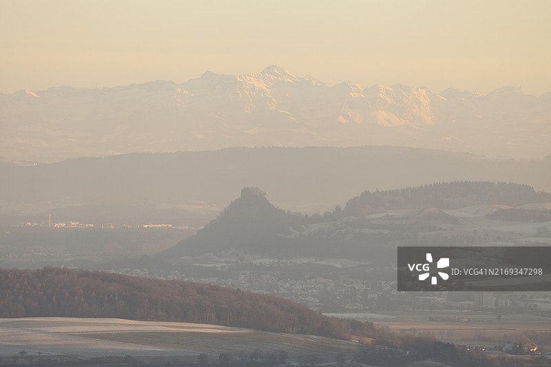 冬季黑高地区的日落：阿尔卑斯山和森蒂斯山下的霍恩克雷恩城堡遗址图片素材