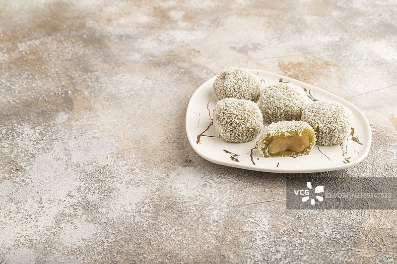 棕色背景下的日式香兰麻薯图片素材