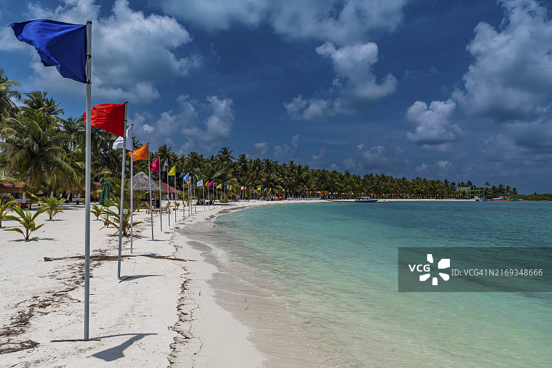 印度拉克沙群岛邦加拉姆岛的白色沙滩与旗帜图片素材