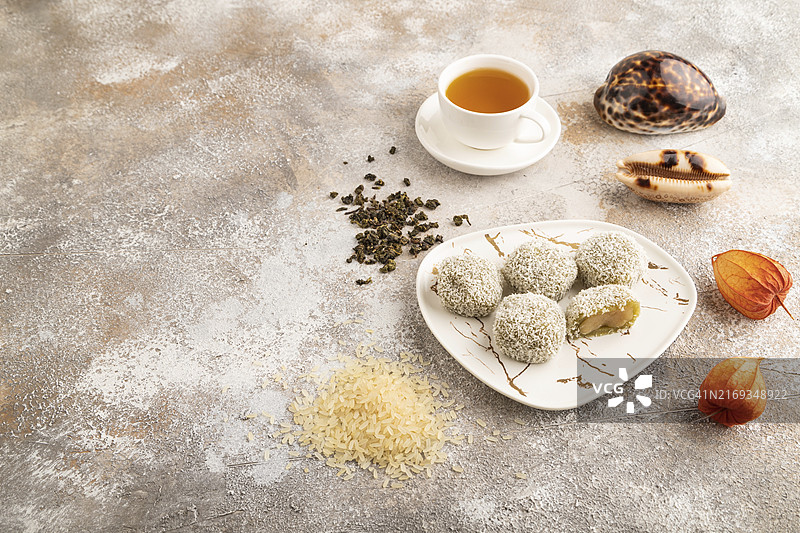 日式糯米团：内馅为香兰果酱，配绿茶，留白区域图片素材