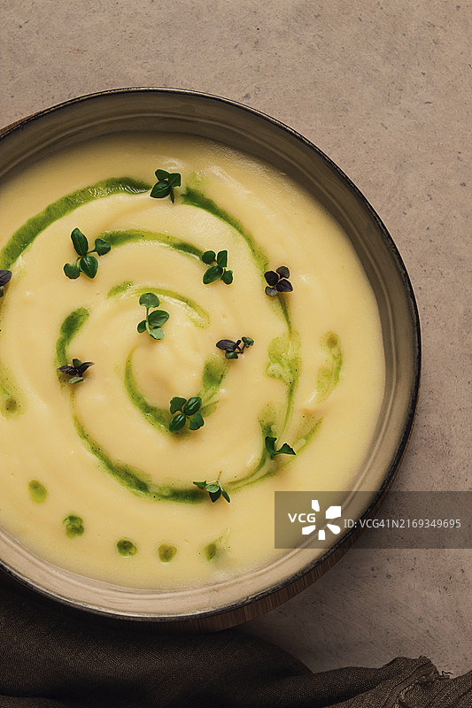 米色桌上自制绿色黄油和微型蔬菜土豆泥（无人，顶视图）图片素材