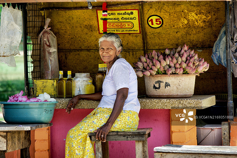 在她的花摊上的斯里兰卡女士图片素材
